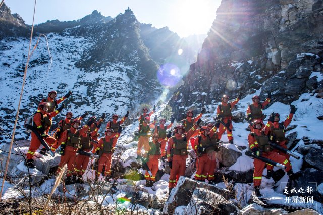 森林消防员训练后的欢呼 壮美苍山雪地练兵，超燃！12.jpg