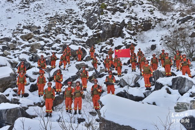 森林消防员在苍山雪地表达对祖国的热爱 壮美苍山雪地练兵，超燃！17.JPG