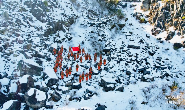 森林消防员在苍山雪地表达对祖国的热爱 壮美苍山雪地练兵，超燃！14.jpg