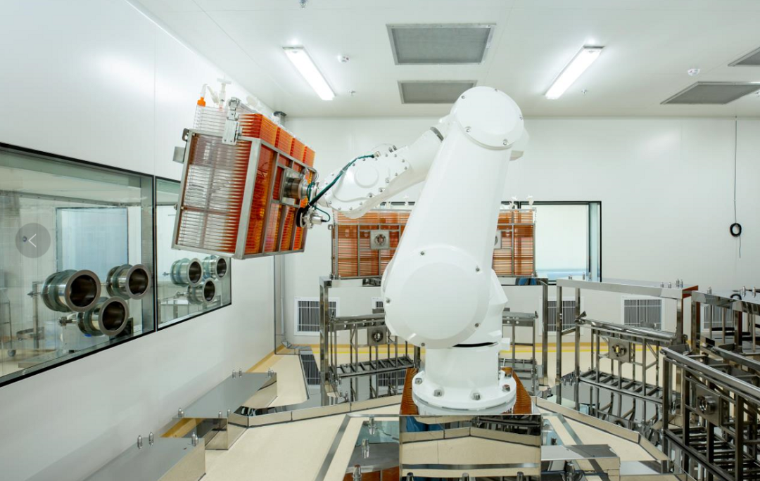 新冠疫苗智慧生产车间"细胞工厂"机械臂辅助细胞培养模型,为疫苗规模