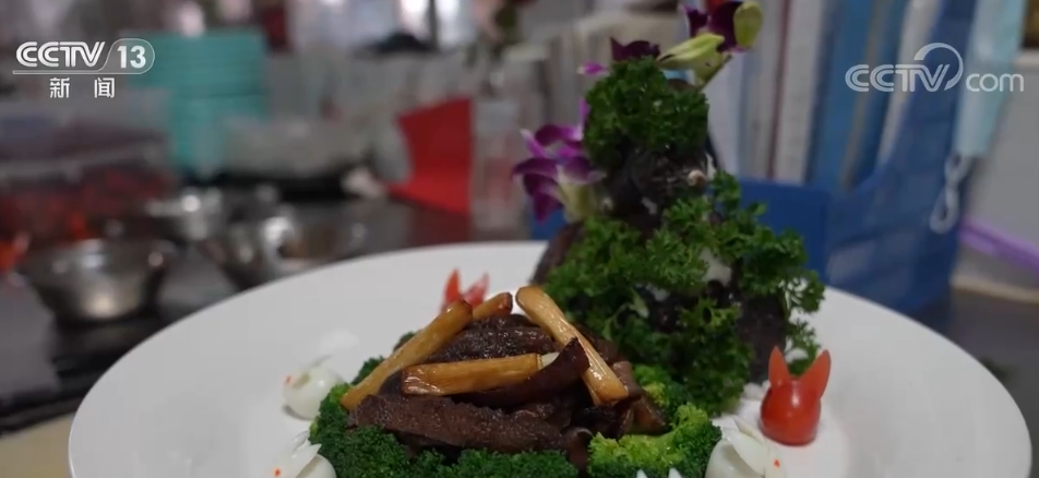 在浙江宁波，年夜饭预订火爆，一些商家还推出了厨师上门的服务，让顾客“足不出户”就能吃上酒楼级别的大餐。预制菜也成为今年的热销品，宁波各大商超和外卖平台的预制菜销售也十分火爆，销售量比去年同期增加了百分之二十到百分之三十。