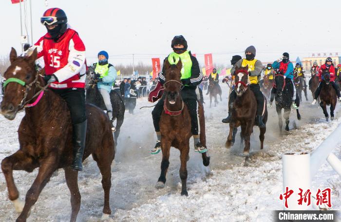 图为雪地赛马,骑手们驾驭的赛马如离弦之箭。 安晓龙 摄 图为雪地赛马,骑手们驾驭的赛马如离弦之箭。 安晓龙 摄