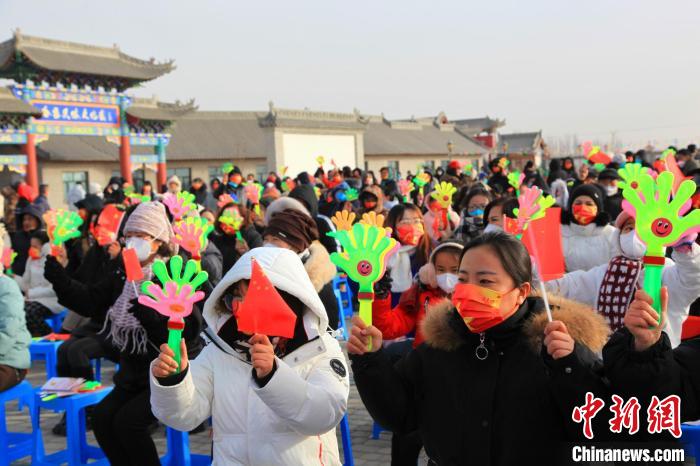 据了解,本次冰雪文化旅游节是该师市迎新春文旅活动内容之一,将为新年营造喜庆氛围。 赵德智 摄 据了解,本次冰雪文化旅游节是该师市迎新春文旅活动内容之一,将为新年营造喜庆氛围。 赵德智 摄