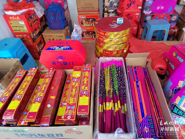 今年春节烟花涨价了？听听昆明烟花爆竹摊主、市民咋说……