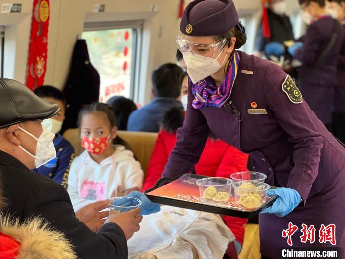 (新春走基层)高铁上的迎新春联欢活动老乡体验别样“年味”
