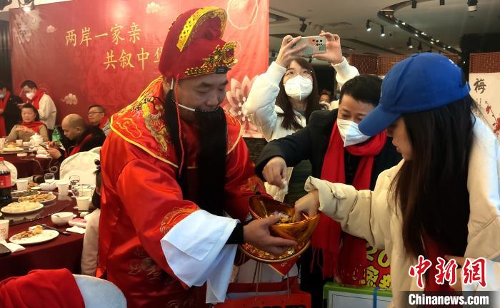 台胞扮演“财神爷”,向大家送福送财送欢乐。 杨伏山 摄 台胞扮演“财神爷”,向大家送福送财送欢乐。 杨伏山 摄