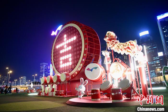 大型贺年装饰。　李志华 摄