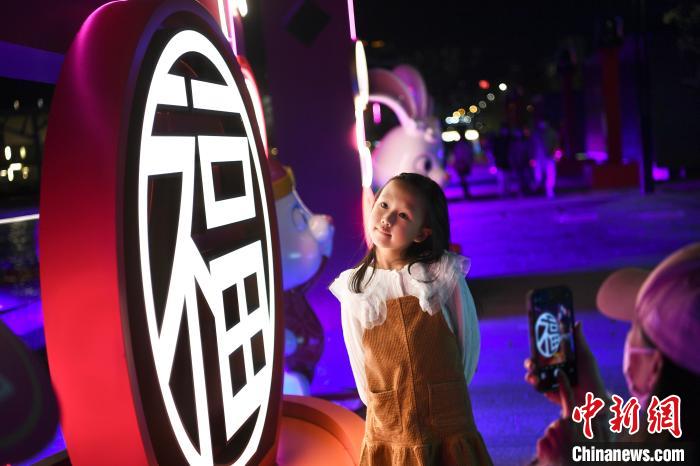 儿童与贺年装饰合影。　李志华 摄