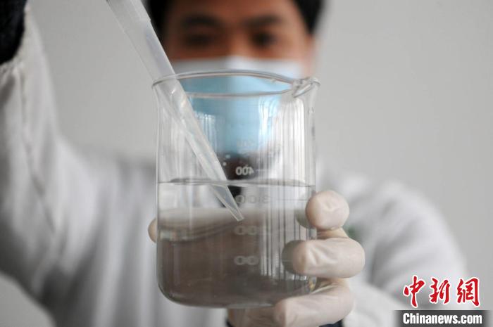 新疆农业科学院农作物品种资源研究所的工作人员在做大豆DNA提取实验。 新疆农业科学院农作物品种资源所研究所提供 新疆农业科学院农作物品种资源研究所的工作人员在做大豆DNA提取实验。 新疆农业科学院农作物品种资源所研究所提供