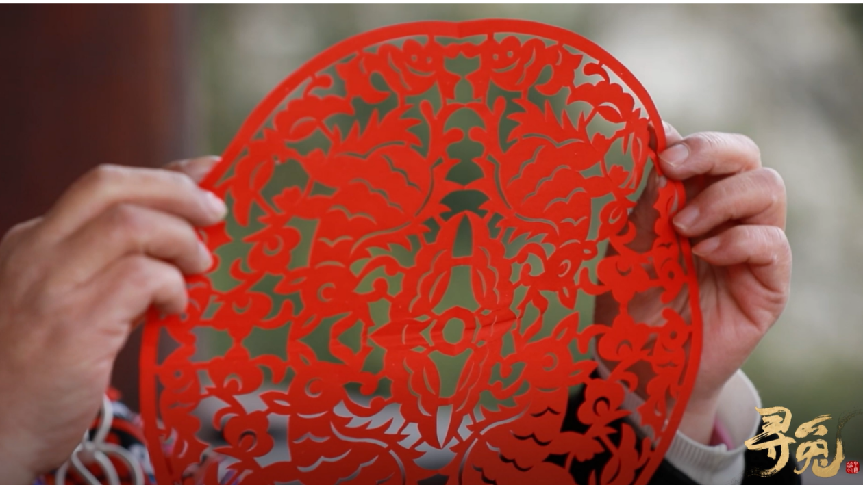 姜文英展示自己的剪纸作品（央广网发 吴昌连 摄）