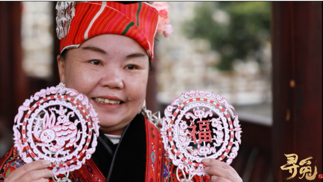 姜文英展示自己的兔年贺岁主题剪纸作品（央广网发 杨家孟 摄）