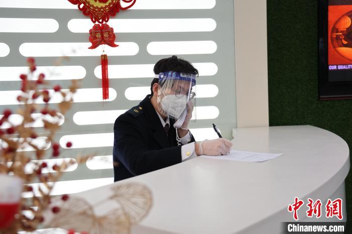 “95后”客运员陈晟昊。　上海团市委供图