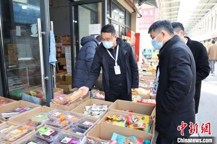 陈磊和同事们检查市场食品安全。 受访者 供图 陈磊和同事们检查市场食品安全。 受访者 供图