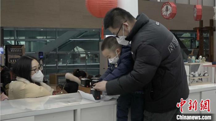 市民在成都博物馆拓印福字。 杨予頔 摄 市民在成都博物馆拓印福字。 杨予頔 摄