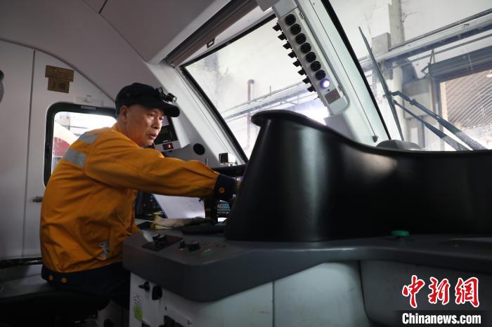 (新春走基层)他用陪伴42年的检修钳坚守最后一个春运