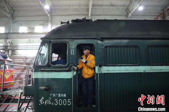 朱彰镰呼叫工区搭档,查看设备试验库检结果。 邓智云 摄 朱彰镰呼叫工区搭档,查看设备试验库检结果。 邓智云 摄