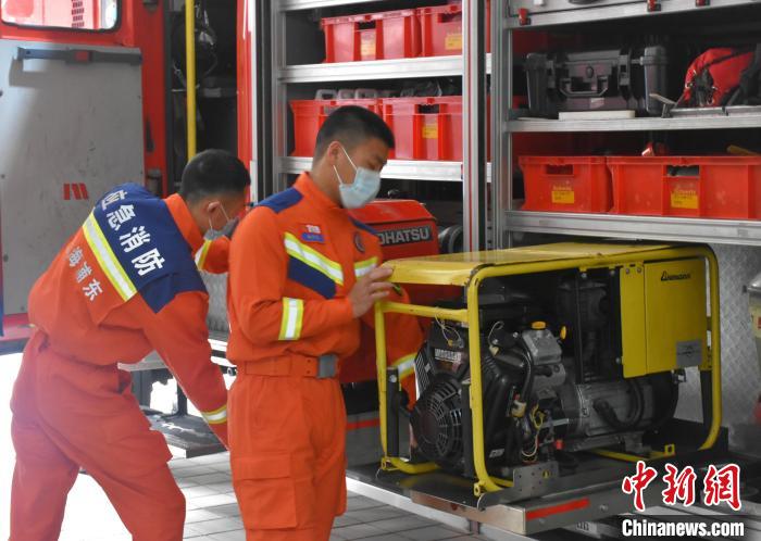 周渡站消防员进行战备检查 谢梦圆 摄 周渡站消防员进行战备检查 谢梦圆 摄