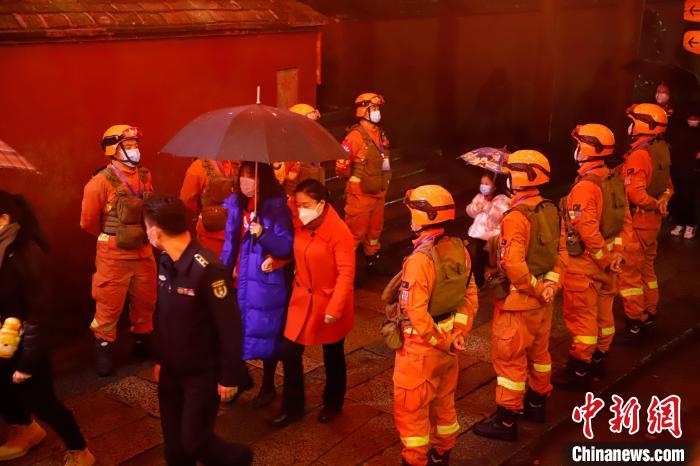 (新春走基层)除夕夜坚守岗位森林消防员守护“千古古刹”涌泉寺