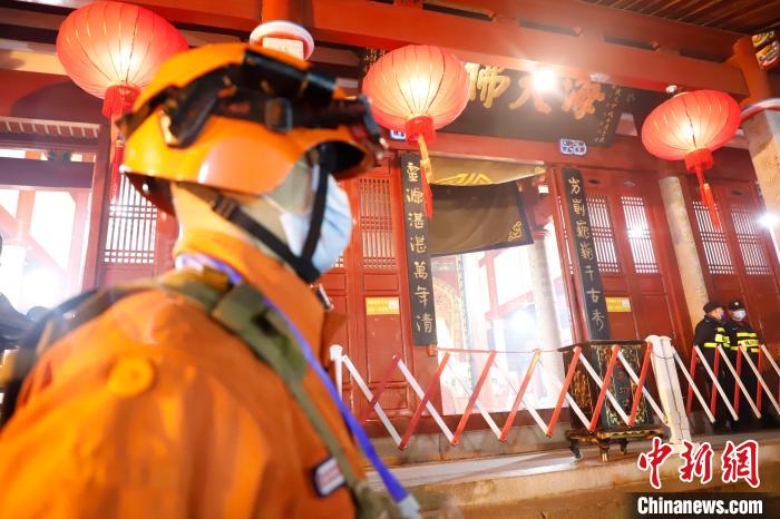 此次执勤采取设卡检查、巡护看守、防火宣传的形式多组联动。 安海鹏 摄 此次执勤采取设卡检查、巡护看守、防火宣传的形式多组联动。 安海鹏 摄