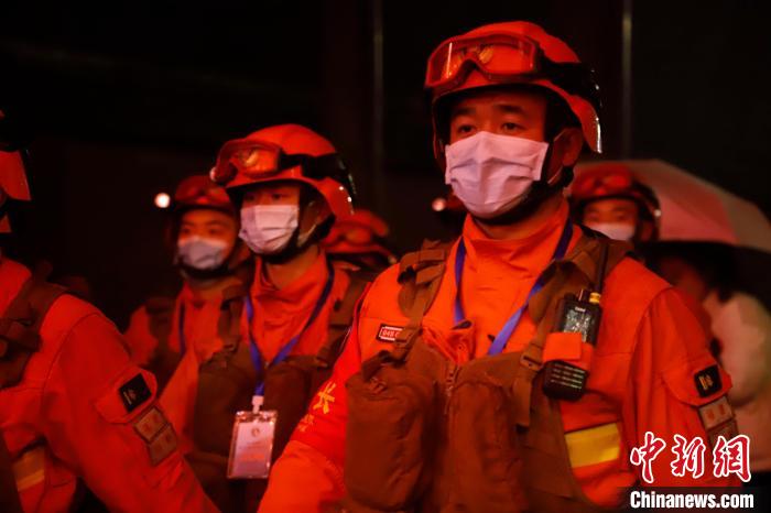 巡护分队的消防员密切关注着周围的情况,确保发生情况,能及时处置。 安海鹏 摄 巡护分队的消防员密切关注着周围的情况,确保发生情况,能及时处置。 安海鹏 摄