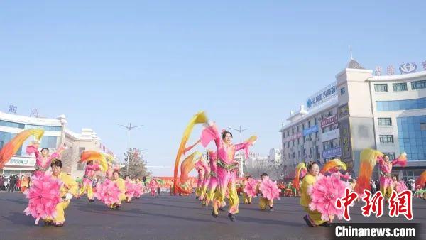 截至目前，玛纳斯县共有16支秧歌社火表演队，演职人员近3000人。　玛纳斯县融媒体中心供图