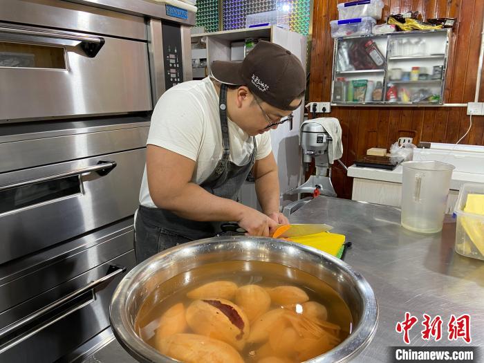 陈思远正在切红薯。 林波 摄 陈思远正在切红薯。 林波 摄