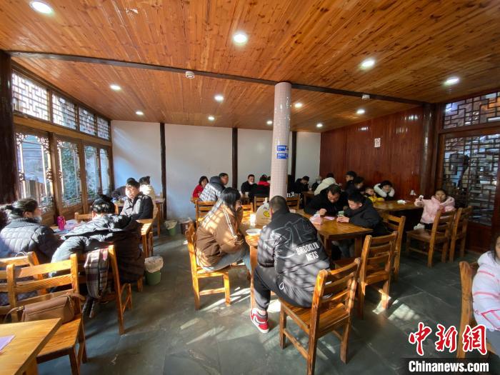 陈思远的店内座无虚席。 林波 摄 陈思远的店内座无虚席。 林波 摄