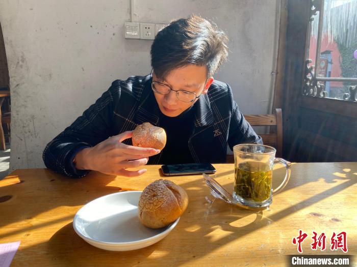 游客品尝酥皮泡芙。 林波 摄 游客品尝酥皮泡芙。 林波 摄