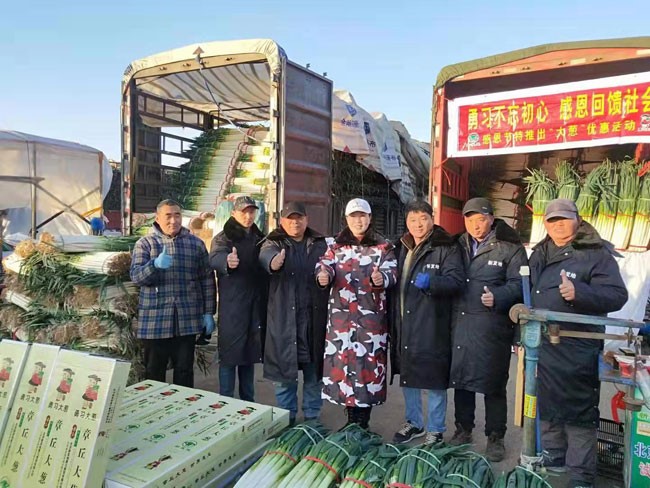 毛勇习和自己的员工在春节期间全力保供。人民网记者李栋摄 毛勇习和自己的员工在春节期间全力保供。人民网记者李栋摄