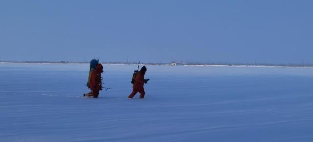 茫茫雪原中,物探工人艰难跋涉。(新华社记者顾煜 摄)