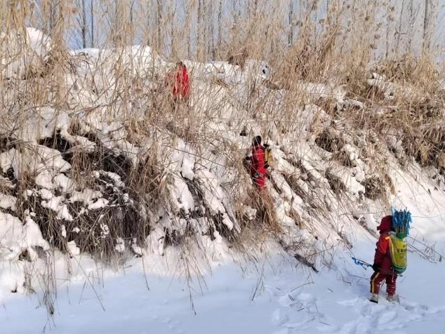 图为物探工人翻越灌渠。(新华社记者苟立锋 摄)