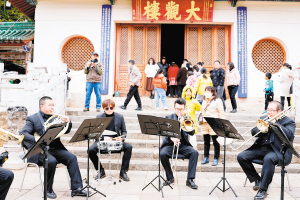 高雅艺术进景区活动在大观楼举行。昆明聂耳交响乐团供图