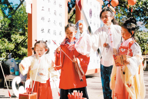 剧本游爱好者参与投壶游戏。昆明杨升庵纪念祠供图