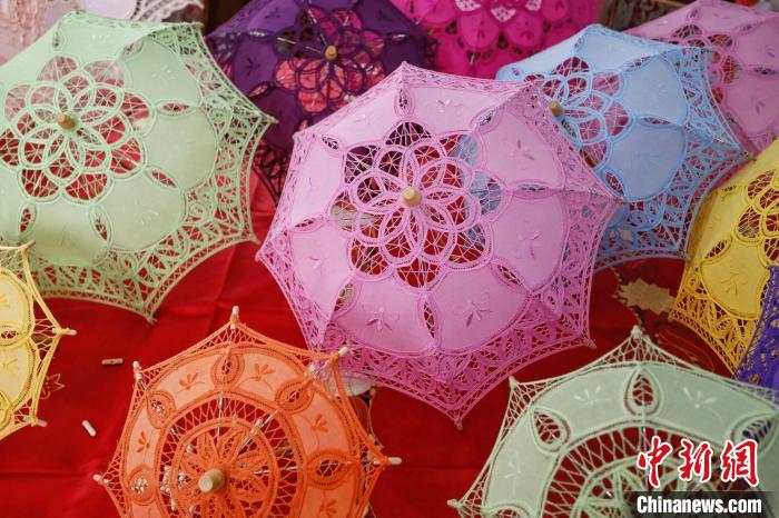 制作好的大汶口花边伞。 陈阳 摄 制作好的大汶口花边伞。 陈阳 摄