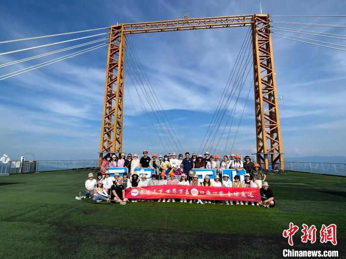 何高升所在公司团建合影。 受访者供图 何高升所在公司团建合影。 受访者供图