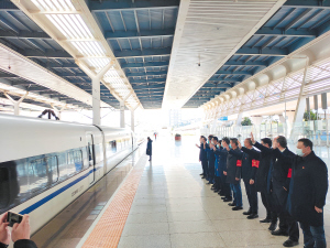 欢送返岗就业人员。 本版图片均为资料图