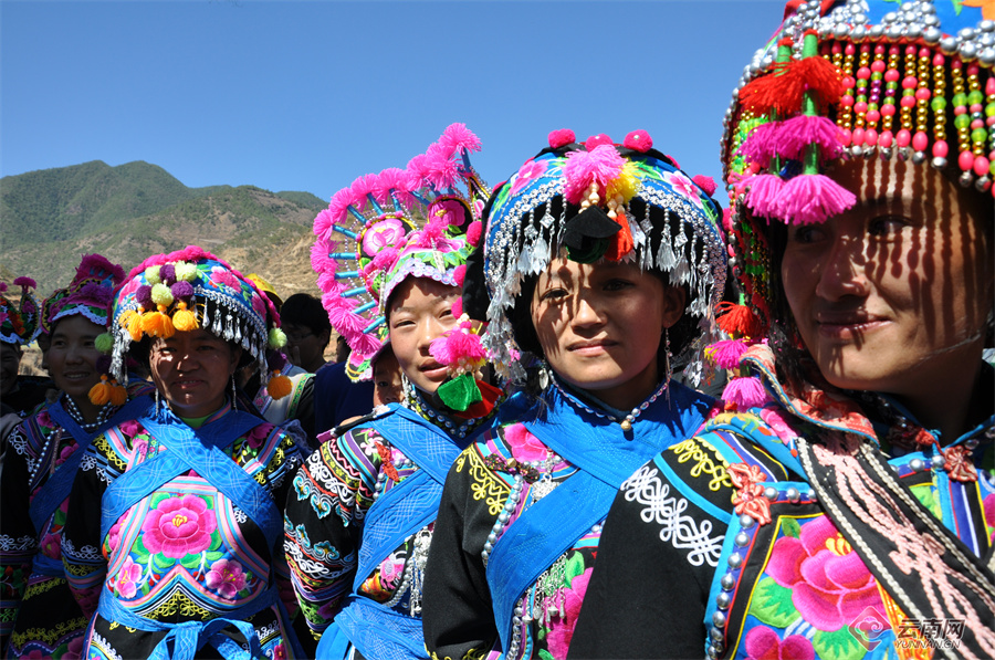 鸟语,阳光和月光,火炭和稻田中延续,发端于直苴村的彝族赛装节走过了