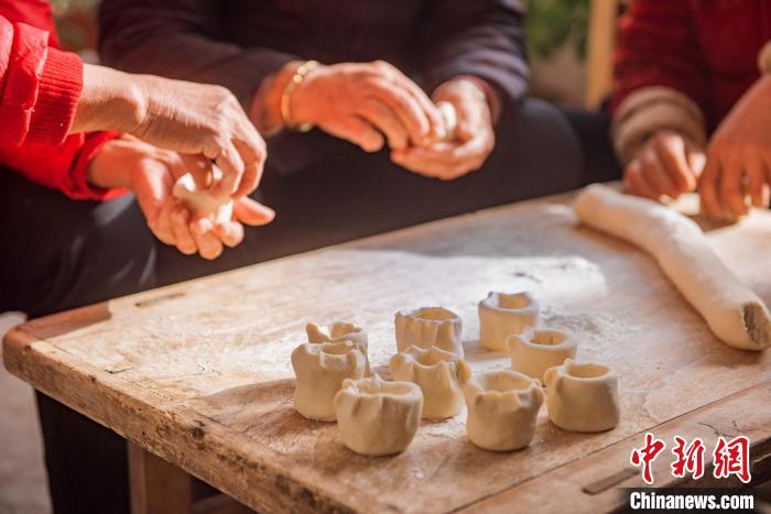 村民们将面团捏成各种造型,制做面灯。 陈光金 摄 村民们将面团捏成各种造型,制做面灯。 陈光金 摄
