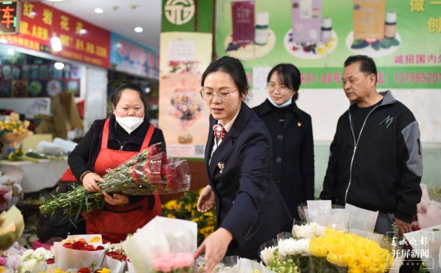 妇女节将至，官渡区岔街花市俏