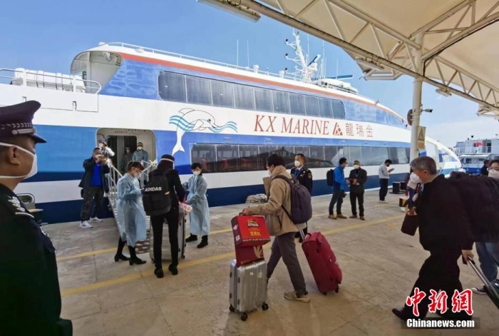 资料图:图为台胞在厦门五通客运码头准备乘船前往金门。 钟欣 摄 资料图:图为台胞在厦门五通客运码头准备乘船前往金门。 钟欣 摄