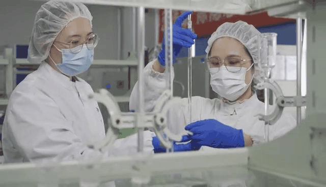 伊利苏州乳业有限责任公司化验员正在工作。