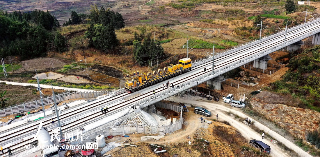 3月10日,贵南高铁广西段俯瞰接触网全部贯通。