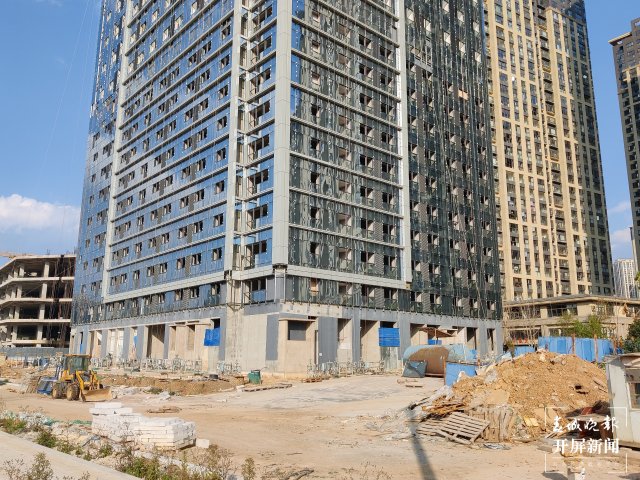 延期一年仍未交房急坏业主！俊寓公寓3月复工是否可期？（颜媛 实习生 施春丽 摄）