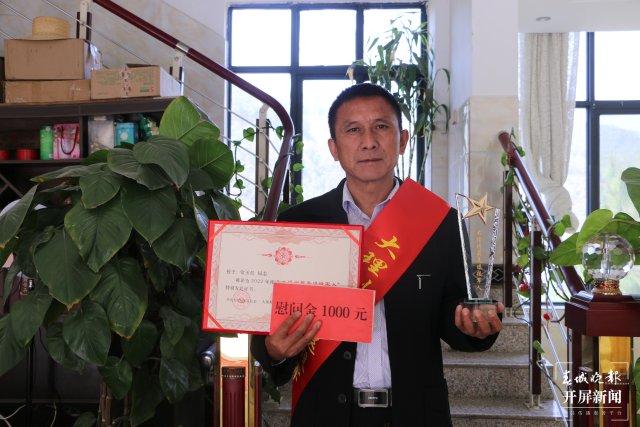 （昆滇传内容）致敬最美退役军人！喜报送到家中 (1).JPG