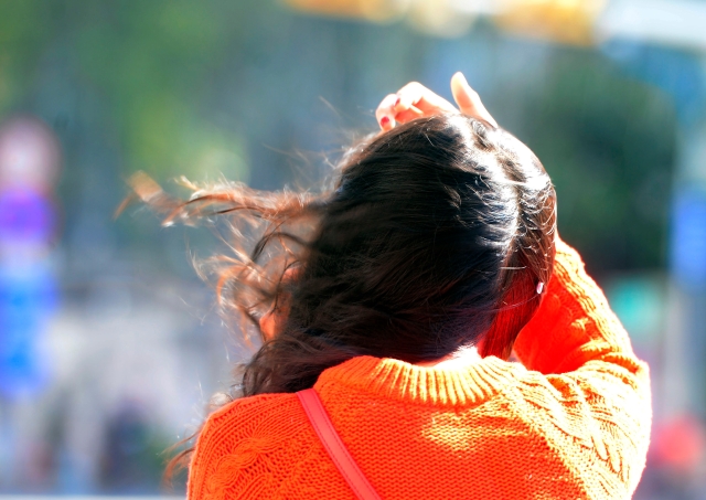 大风卷起长发 本报记者 翟剑 摄