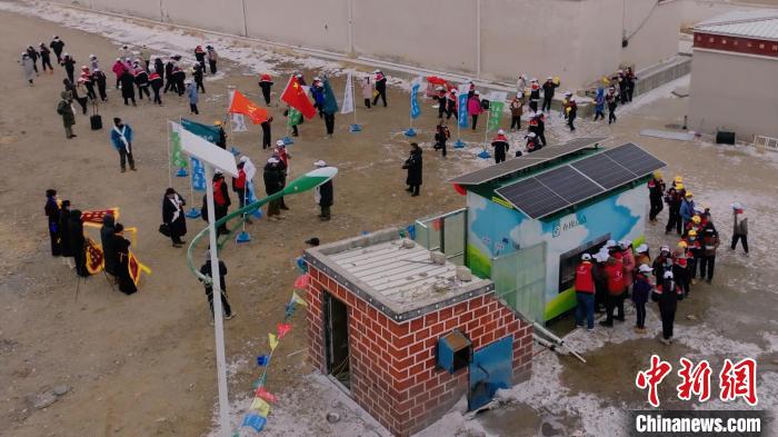 图为学生们排着队通过“绿电净水机”装取直饮水。　国网杭州供电公司 摄