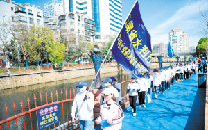 6支队伍参与“市民徒步母亲河”活动。 记者赵伟摄 