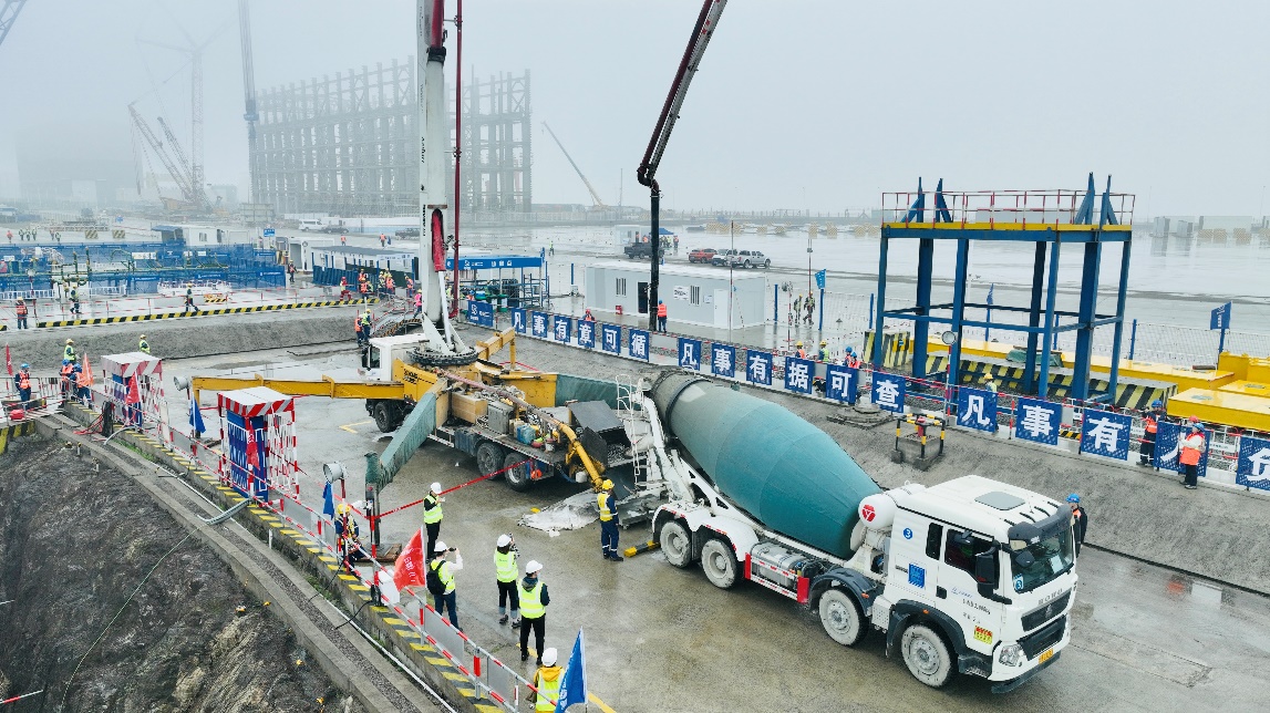 混凝土搅拌车驶入施工现场.人民网记者 栗翘楚摄