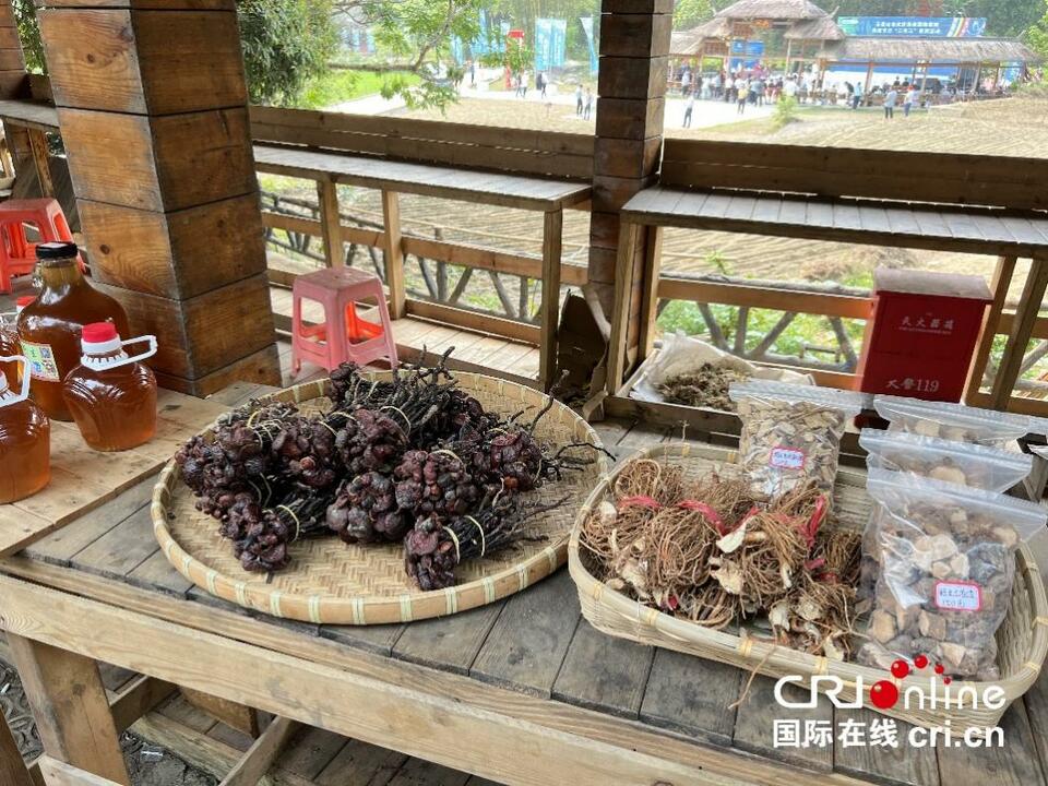 【中国有约】用好“一山一水”,毛纳村走出特色发展新路子!_fororder_图片2