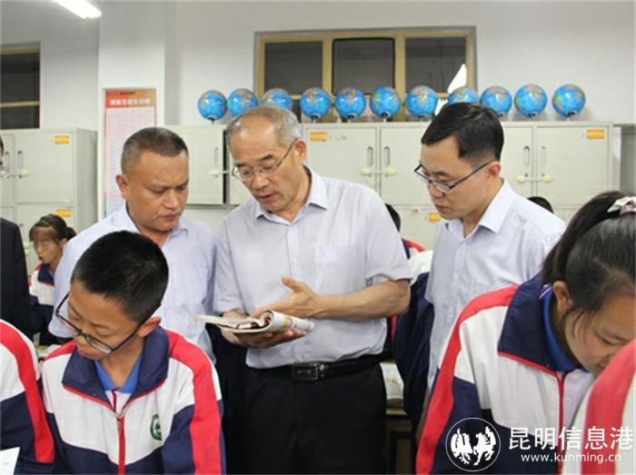 校长与孩子在一起